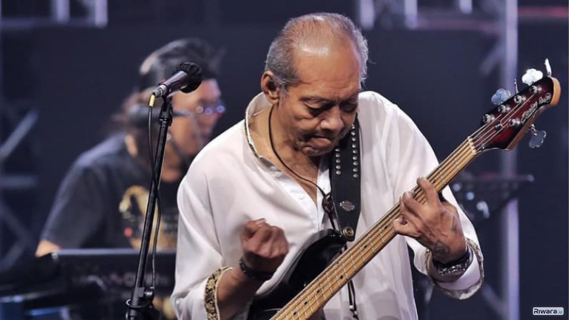 Legenda bass Indonesia Donny Fattah saat tampil bersama band rock legendaris God Bless. Donny meninggal dunia pada usia 76 tahun pada Sabtu, 7